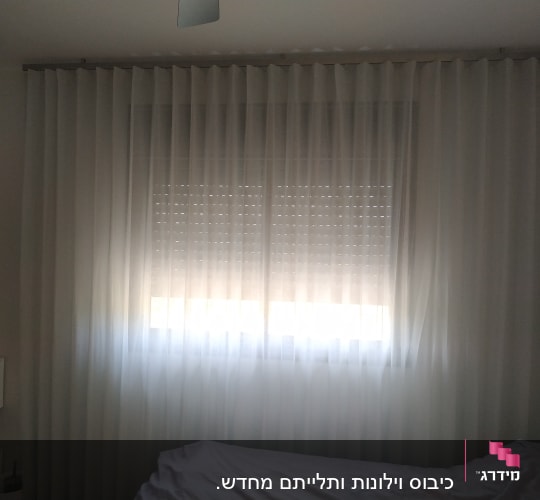וילון לבן שקוף תלוי על חלון